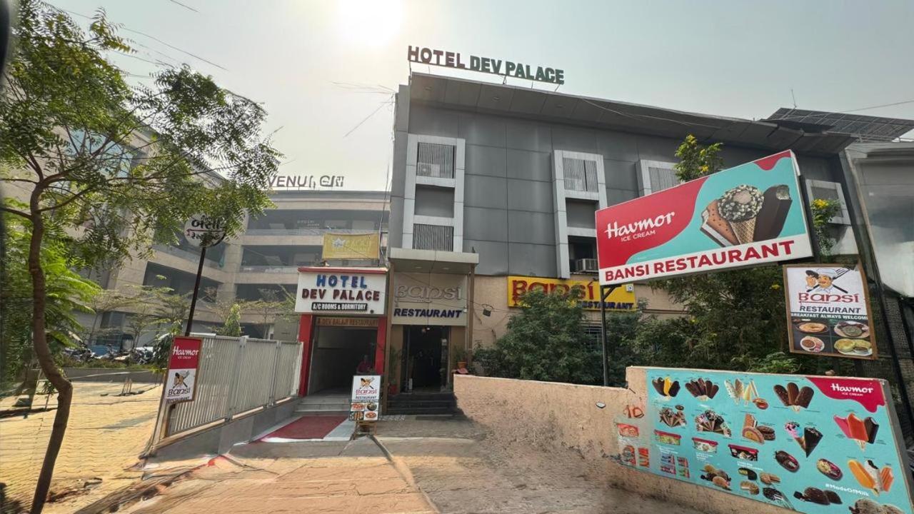Hotel Dev Palace Ахмедабад Екстериор снимка