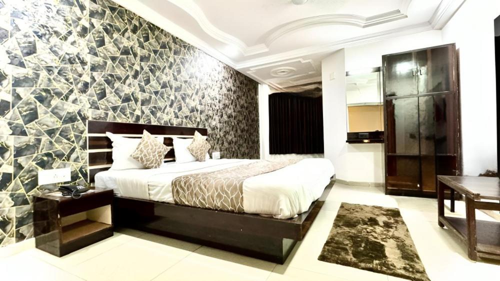 Hotel Dev Palace Ахмедабад Екстериор снимка