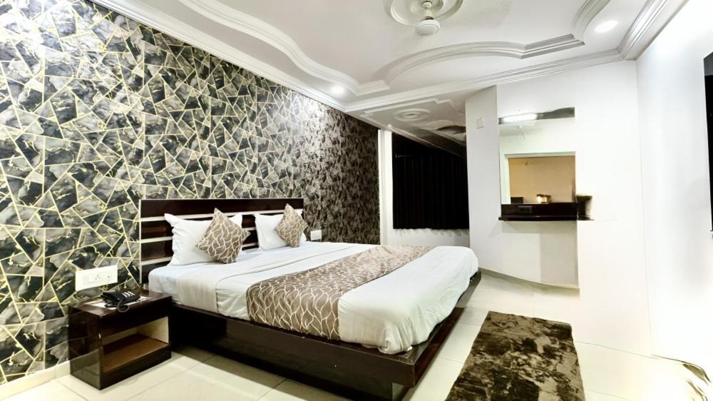 Hotel Dev Palace Ахмедабад Екстериор снимка