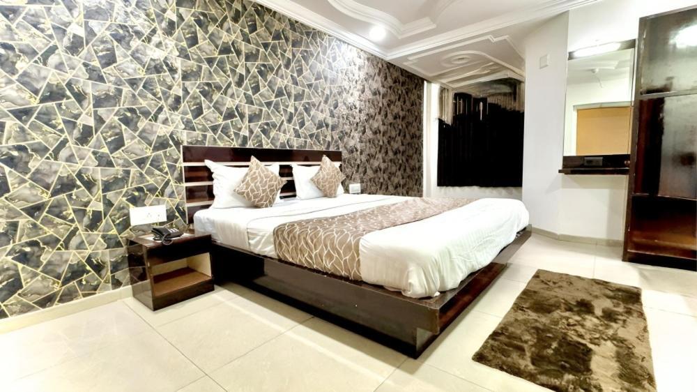 Hotel Dev Palace Ахмедабад Екстериор снимка