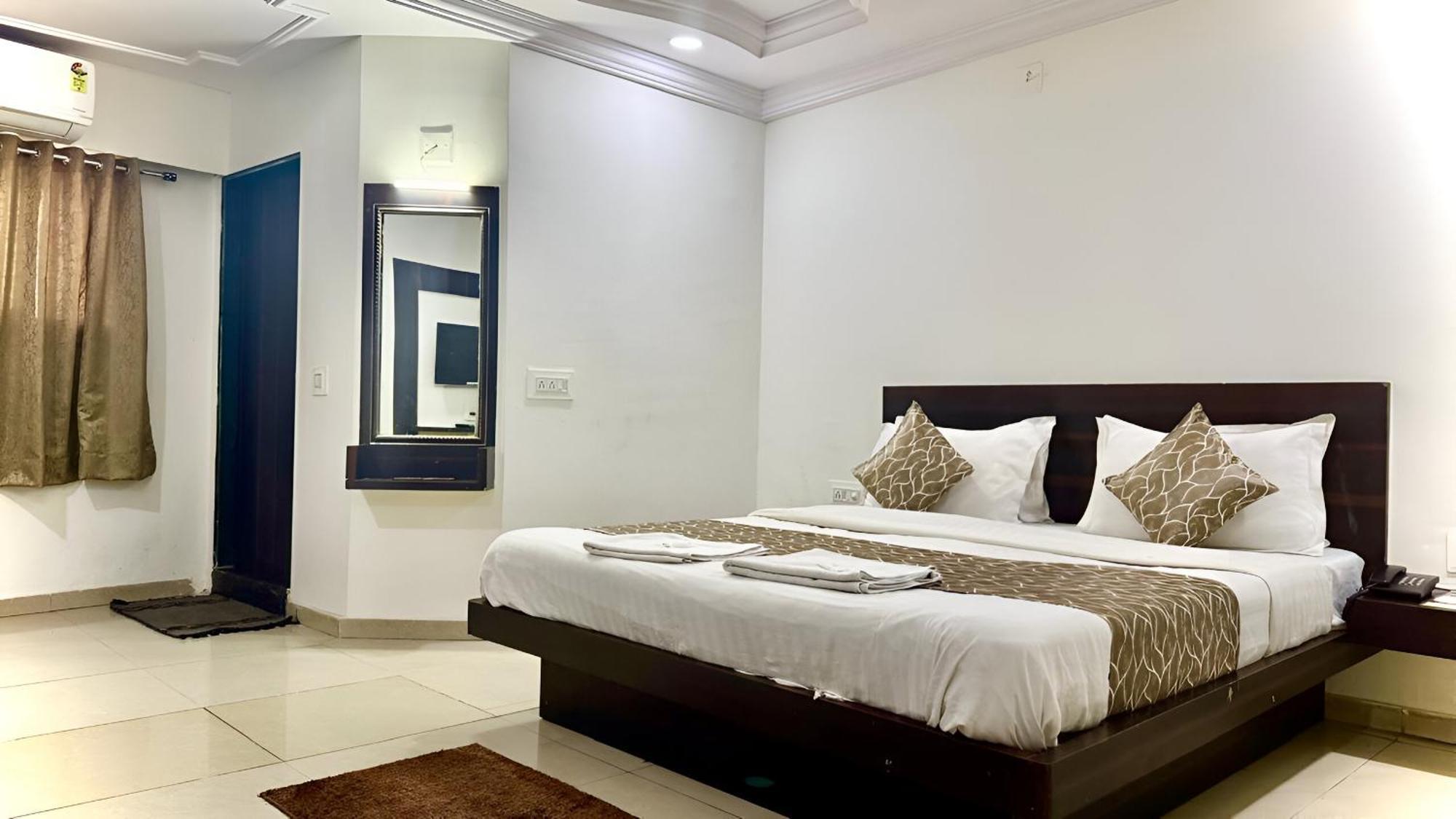 Hotel Dev Palace Ахмедабад Екстериор снимка