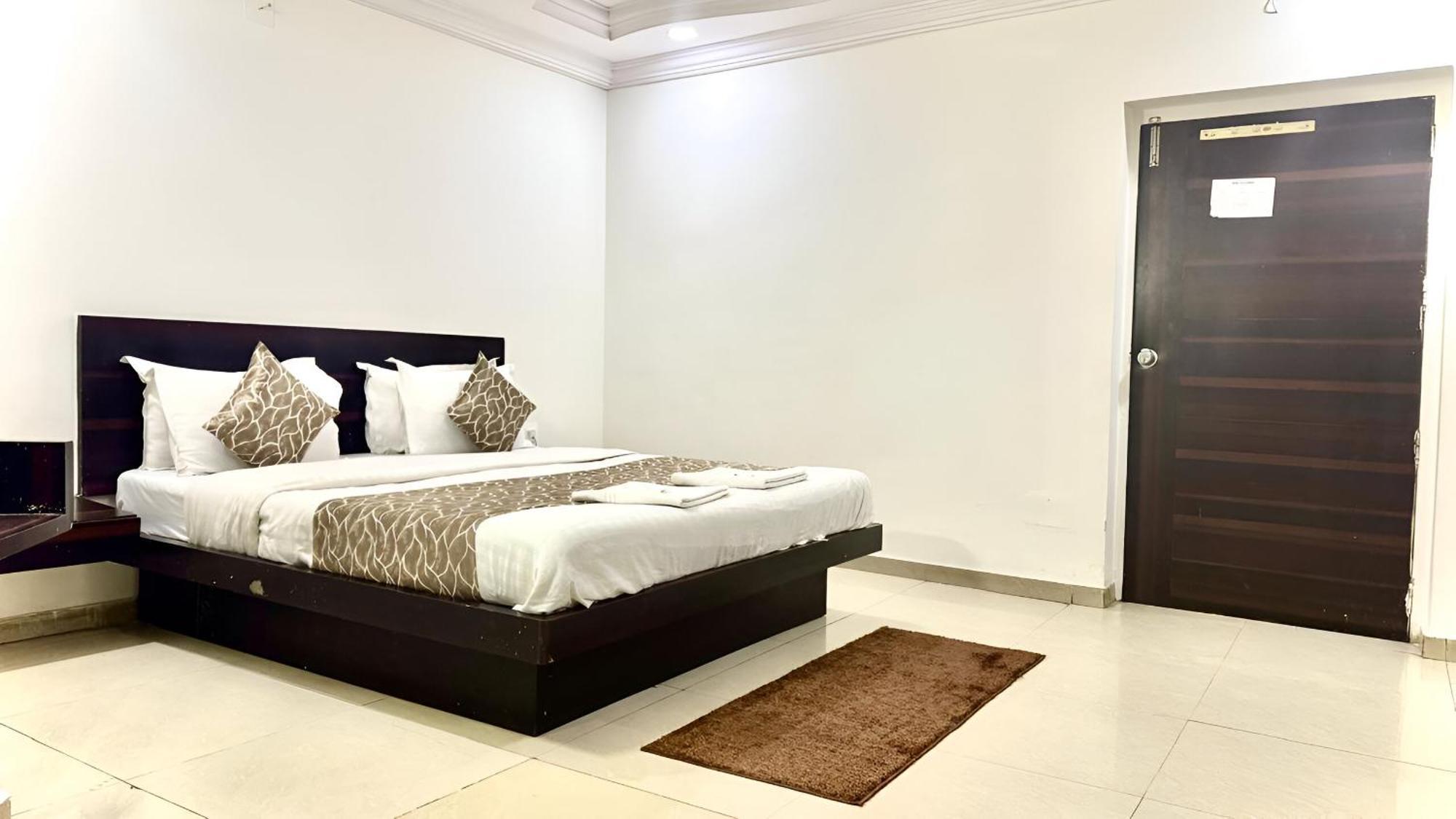 Hotel Dev Palace Ахмедабад Екстериор снимка