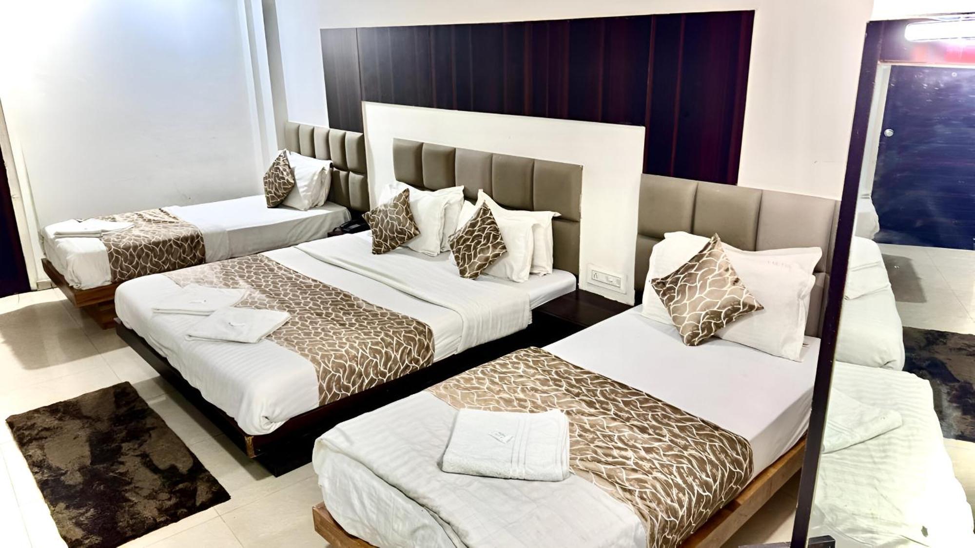 Hotel Dev Palace Ахмедабад Екстериор снимка