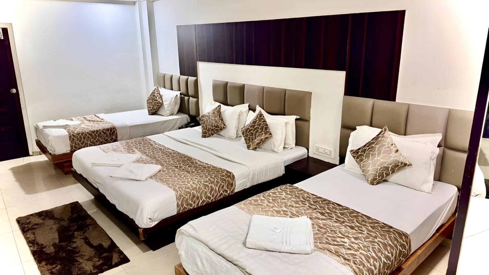 Hotel Dev Palace Ахмедабад Екстериор снимка