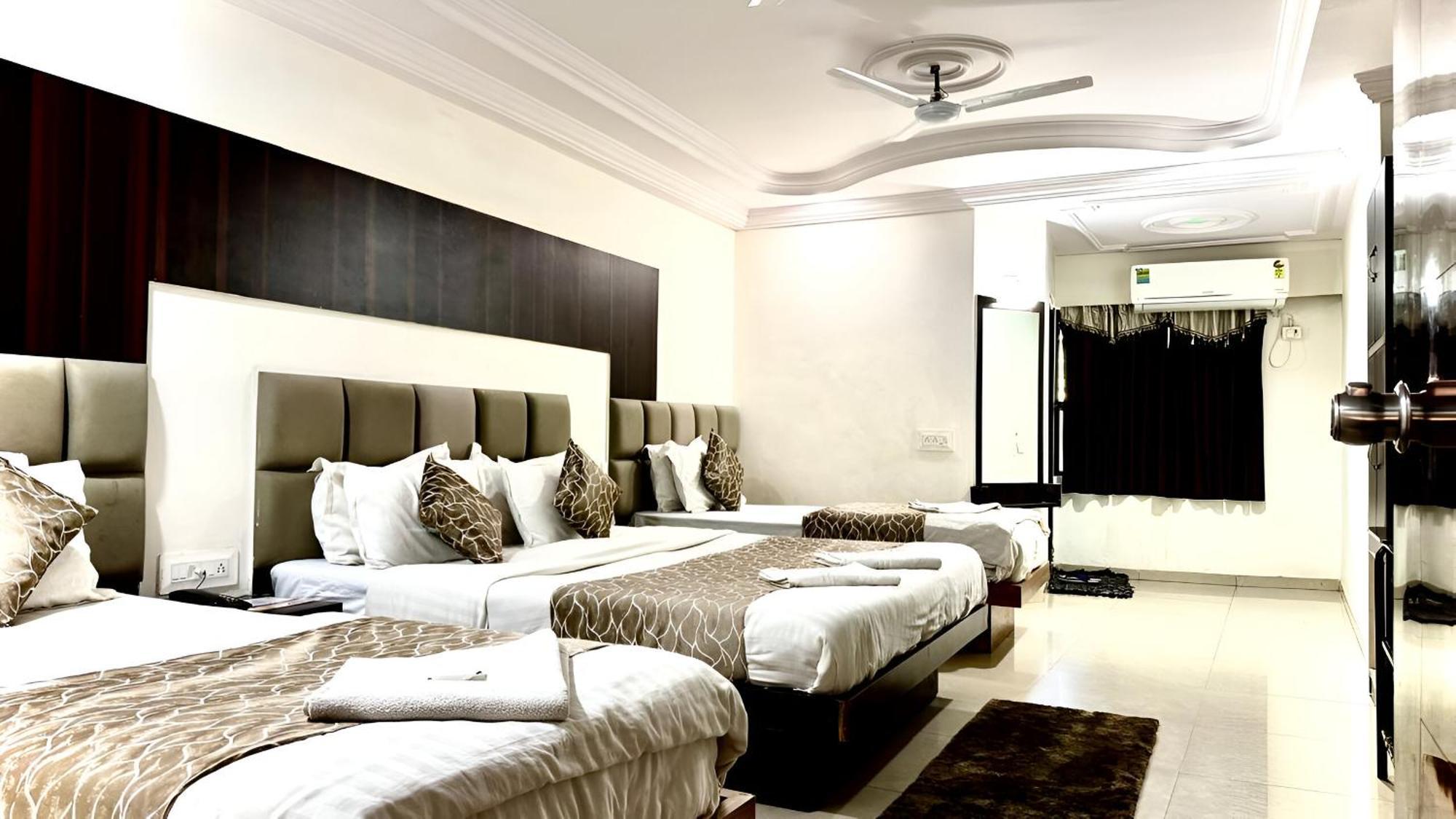 Hotel Dev Palace Ахмедабад Екстериор снимка